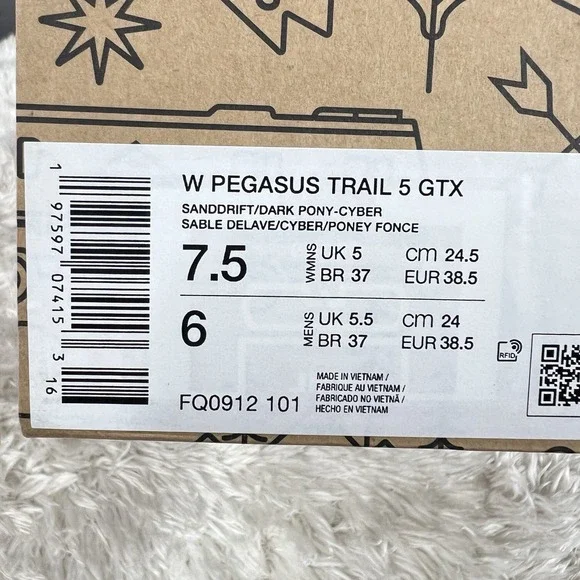 Nike Athletic Shoes in Cream and Lime - Picture 10 of 10